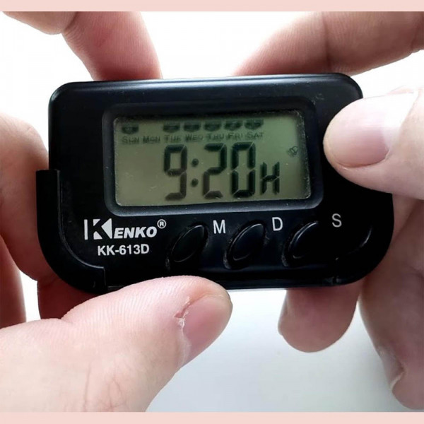 Удобен мини дигателен часовник за автомобил Kenko KK-613D с LCD дисплей