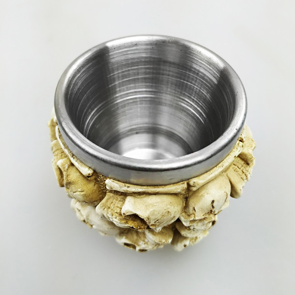 Убийствено яка бутикова чашка за убийствено вкусни напитки, релеф - БЕЛИ ЧЕРЕПИ