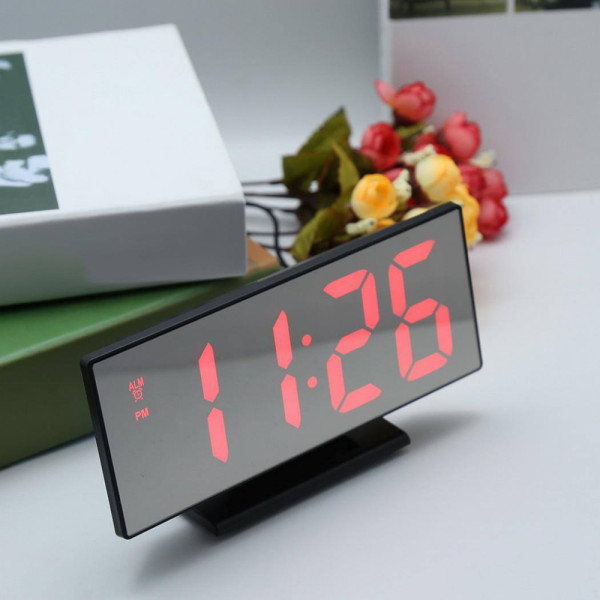Настолен часовник с LED дисплей