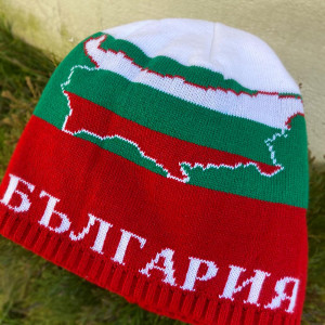 Зимна трикольорна шапка с надпис и карта на...