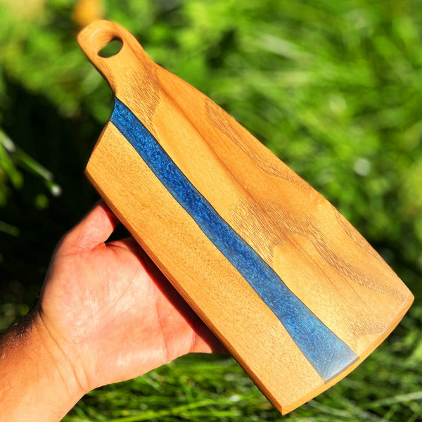 Kулинарна дъска BLUE NET COMPACT за рязане и сервиране, дърво орех и епоксидна смола, ръчна изработка