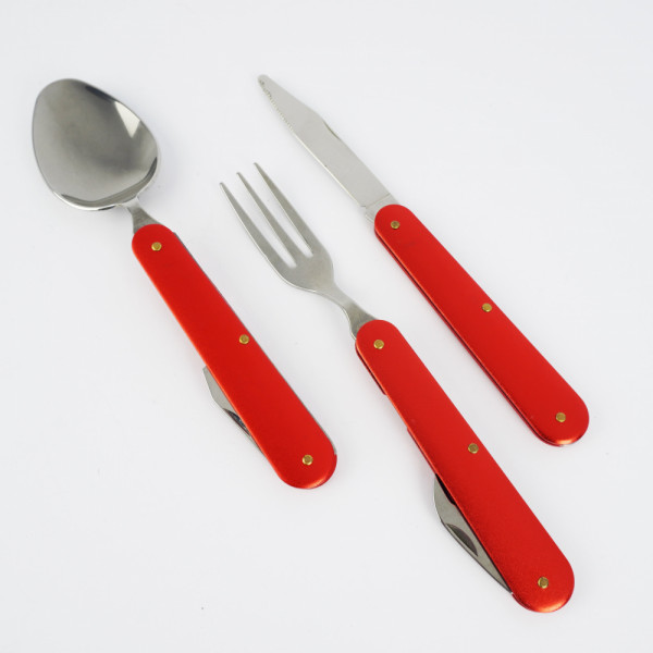 Удобен преносим комплект за хранене от нож, вилица и лъжица с две отварачки, червен