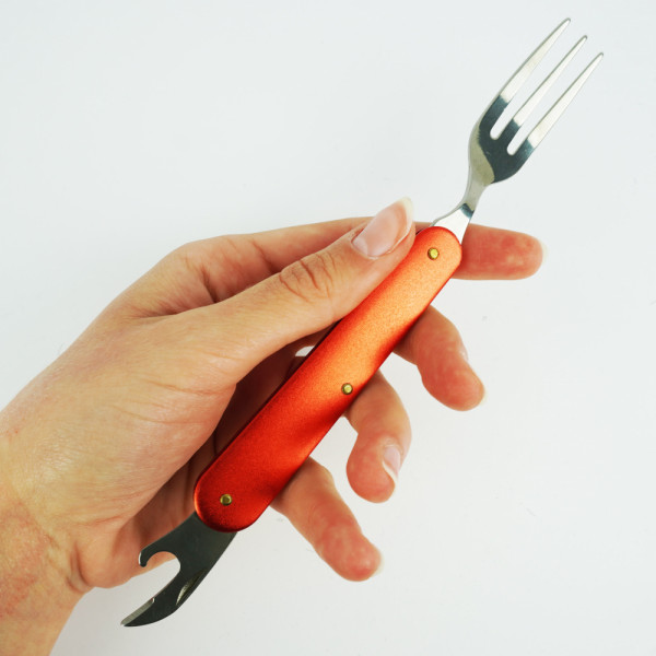 Удобен преносим комплект за хранене от нож, вилица и лъжица с две отварачки, червен