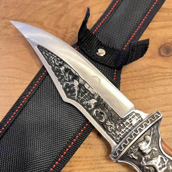 Тежък бутиков ловен нож COLUMBIA KB3189 с кания, дръжка орех и ловни инкрустации