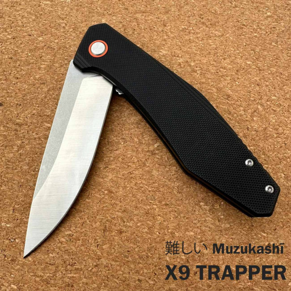Японски полуавтоматичен сгъваем нож MUZUKASHI X9 TRAPPER, стомана D2, линейно заключване, кутия