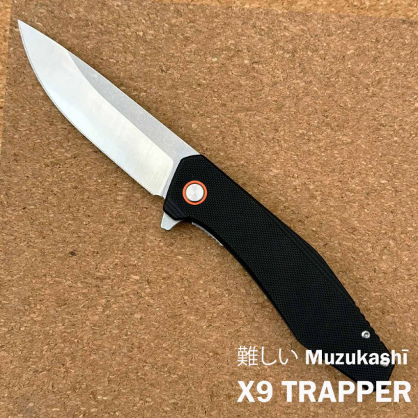 Японски полуавтоматичен сгъваем нож MUZUKASHI X9 TRAPPER, стомана D2, линейно заключване, кутия