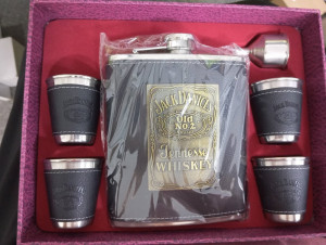 Стилен подаръчен комплект манерка с 4 чашки и фуния Jack Daniels Old No.2 Brand – FH -83