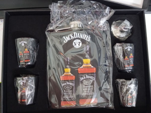 Стилен подаръчен комплект манерка с 4 чашки и фуния Jack Daniels Old No.7 Brand в черно – DJH1595