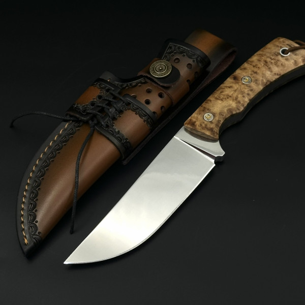 Масивен и тежък ловен нож DER HUNT GIANT GF, стомана 7CR13MOV, дръжка от туя, кожена кания