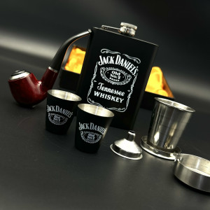 Стилен подаръчен комплект манерка и лула с 3 чашки и фуния Jack Daniels Old No.7 Brand в черно  - FH 26