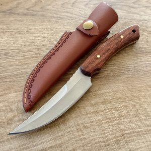 Компактен ловен нож DER HUNT 186 STING, стомана 5CR13MOV, дръжка от червено сандалово дърво, кожена кания