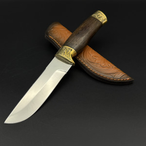 Класически ловен нож DER HUNT Orient, стомана 65x13, 56 HRc, махагон и месинг, телешка кания