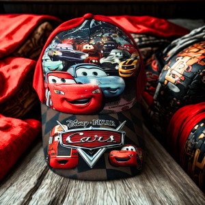 🏁 Детска шапка "CARS" Колите – светкавичното приключение започва сега!