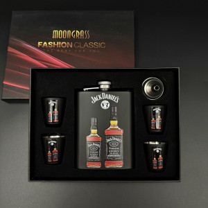 Стилен подаръчен комплект манерка с 4 чашки и фуния Jack Daniels Old No.7 Brand в черно – DJH1595
