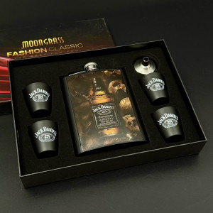 Стилен подаръчен комплект манерка с 4 чашки и фуния Jack Daniels Old No.7 Brand с черепи – DJH1803