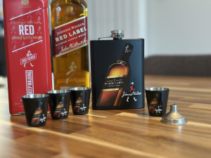 Стилен подаръчен комплект манерка с 4 чашки и фуния Johnnie Walker Black Label черно – DJH1591