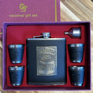 Голям стилен подаръчен комплект Jack Daniels #7 Old -  Голяма манерка Jack + 4 чашки и фунийка FH-83