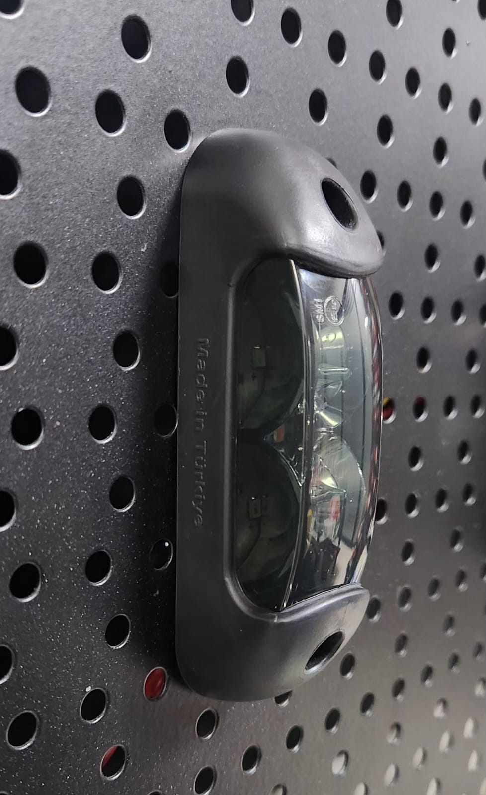 Опушен LED габарит, токос, 12V-24V, бяла, червена и оранжева светлина - за ремаркета, платформи, камиони и др.