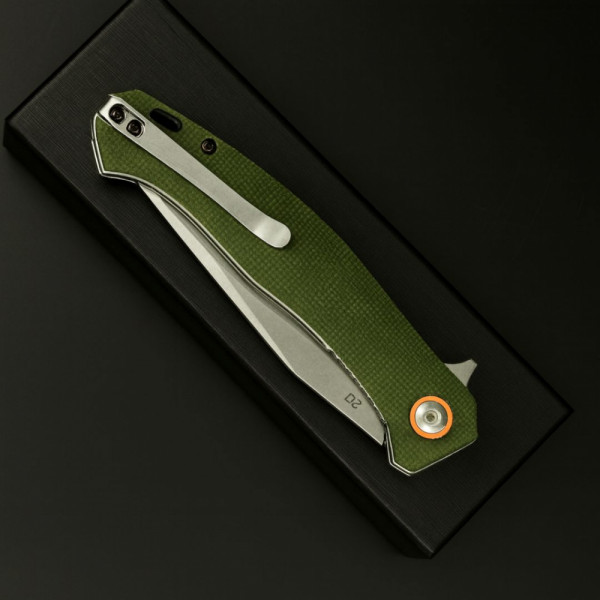 Полуавтоматичен сгъваем нож SABOTAGE GREEN с палец за отваряне, стомана D2, дръжка G10, кутия