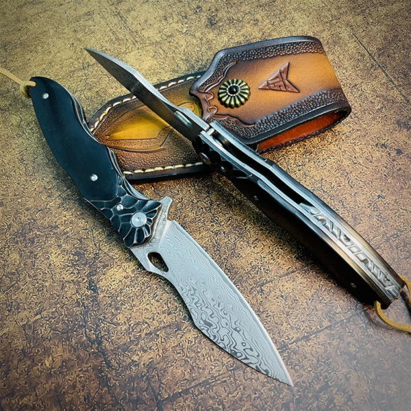 Полуавтоматичен сгъваем ТОП нож JAP SPIDER DAMASKUS с палец за отваряне,стомана VG10 damask, дръжка махагон, кожен кобур