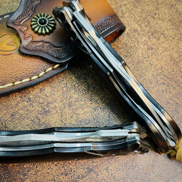 Полуавтоматичен сгъваем ТОП нож JAP SPIDER DAMASKUS с палец за отваряне,стомана VG10 damask, дръжка махагон, кожен кобур