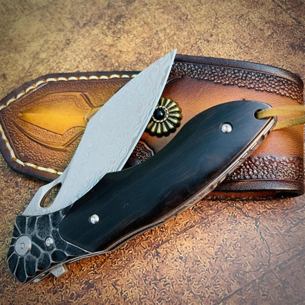 Полуавтоматичен сгъваем ТОП нож JAP SPIDER DAMASKUS с палец за отваряне,стомана VG10 damask, дръжка махагон, кожен кобур