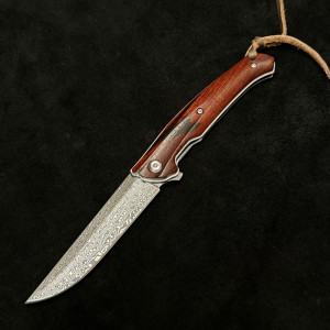 Полуавтоматичен сгъваем ловен нож SABOTAGE WOOD DAMASKUS 225 с палец за отваряне, стомана D2, дръжка махагон, кожена кания, кутия