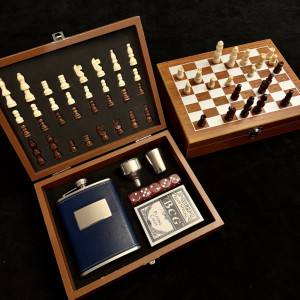 Луксозен дървен шах комплект LAS VEGAS - дървен кутия-дъска за шах, комплект зарове, тесте карти, манерка, чаша и фуния манерка и 4 чаши