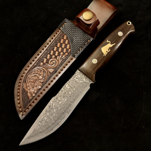 Бутиков ловен нож Der HUNT BUL DAMASKUS 754, дамаска стомана VG10/96 слоя, дръжка венге и месинг, кожена кания