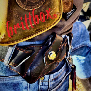 Премиум кожен кобур BRITTBOX BBH™ ORANGE LINE с полуавтоматичен сгъваем нож SPYDERCO