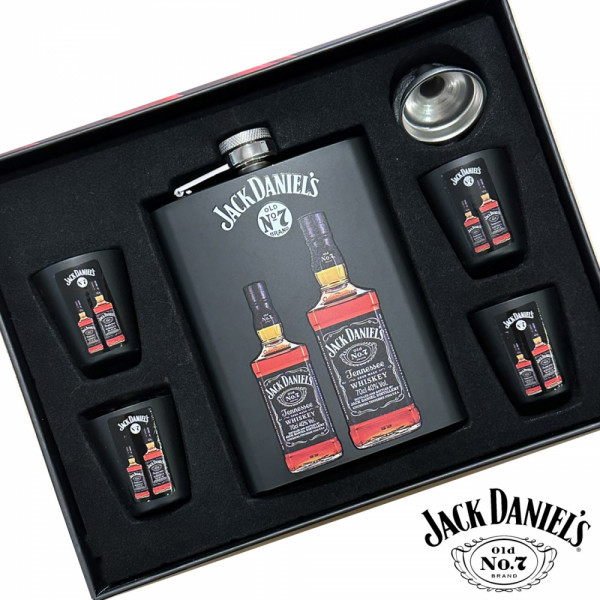 Стилен подаръчен комплект манерка с 4 чашки и фуния Jack Daniels Old No.7 Brand в черно – DJH1595