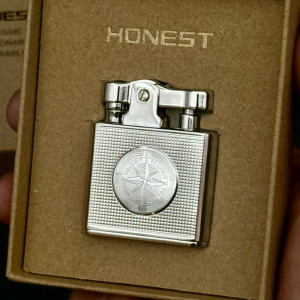 🔥 Луксозна метална бензинова запалка Honest Compass с 3 камъчета в комплекта, подаръчна кутия