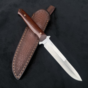Немски ловен нож Der HUNT294 CHERRY, фултанг стомана Bohler M390, дръжка череша, кожена кания