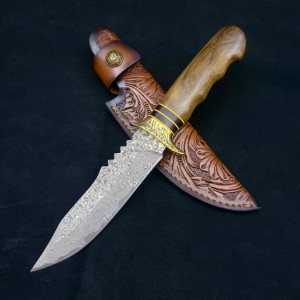 Огромен немски ловен нож DER HUNT 877 Damsakus GOLD, стомана VG10 67 слоя, орех и месинг и кожена кания