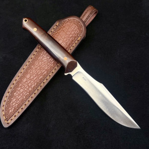 Немски ловен нож Der HUNT283 CHERRY, фултанг стомана Bohler M390, дръжка череша, кожена кания