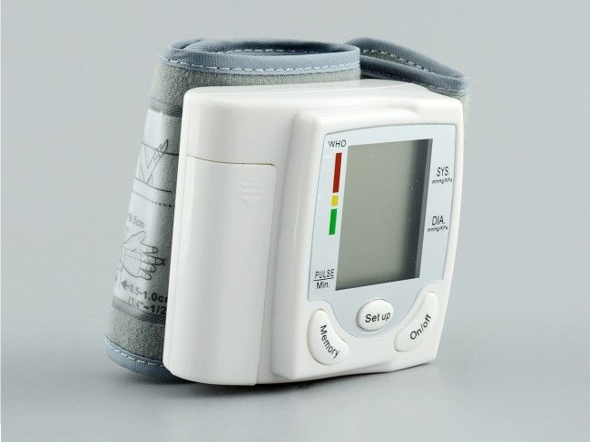 Автоматичен електронен апарат за кръвно налягане CK-101S, захранване 2 батерии ААА