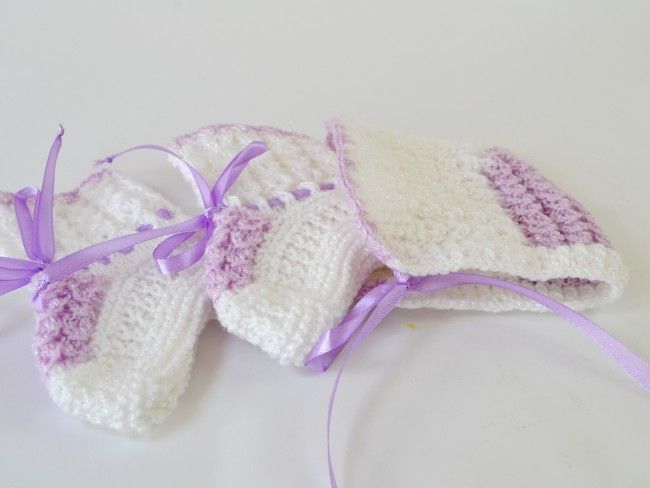 Бутиков ръчно изплетен комплект за бебенце - пелена, шапчица и чорапки