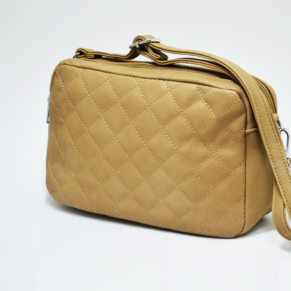 ЧЕРЕН ПЕТЪК: дамска чанта- клъч с презрамка DBZ 263 GOLD, еко кожа